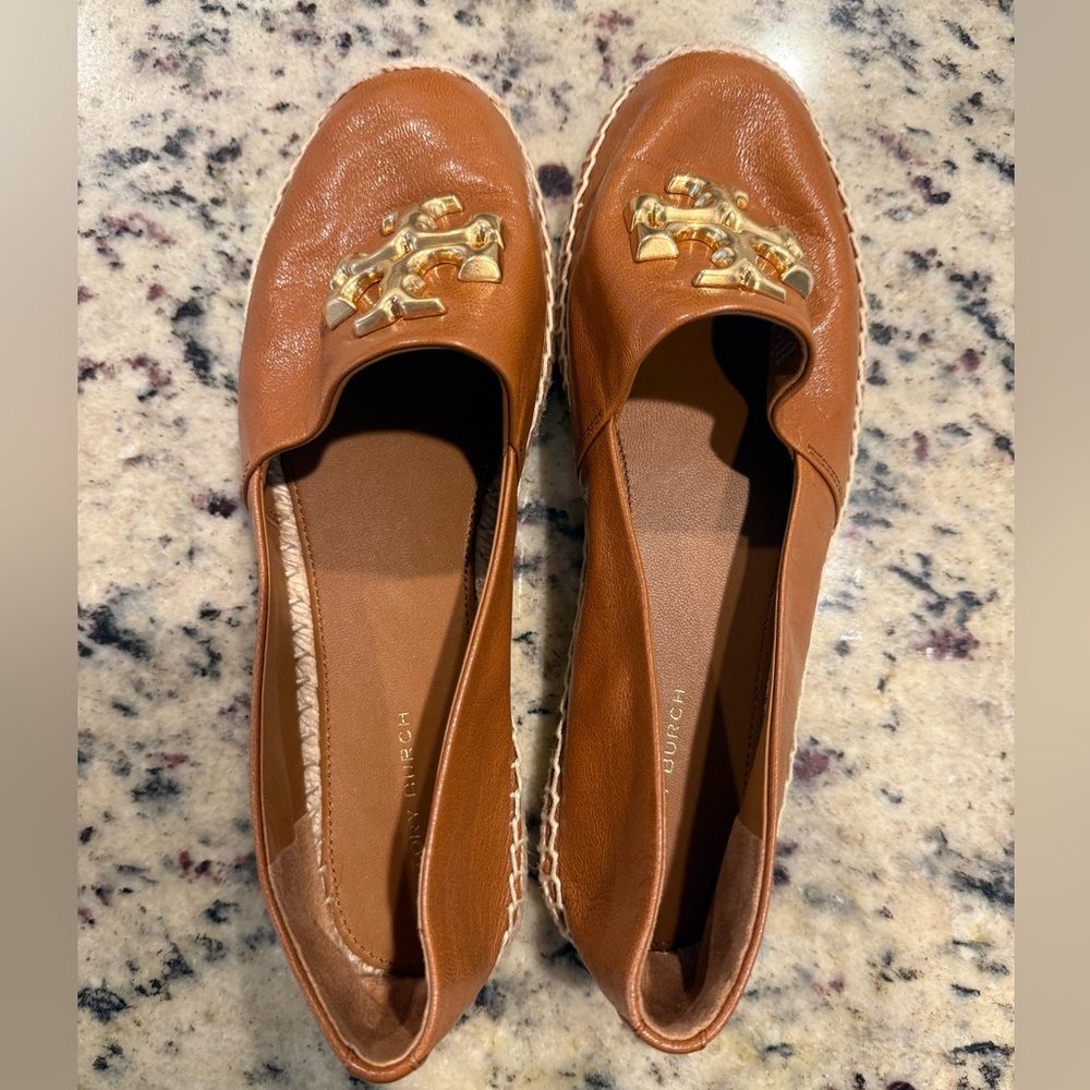 LIKE NEW Tory Burch Tan Eleanor Espadrille Leather Flats with gold logo